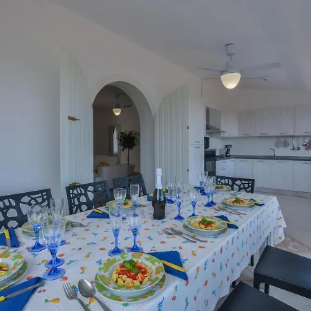 Fumarola Sleeps 8 Pool Air Con Wifi *