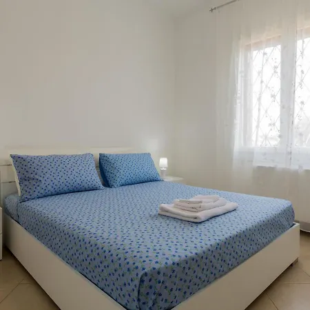 Fumarola Sleeps 8 Pool Air Con Wifi *